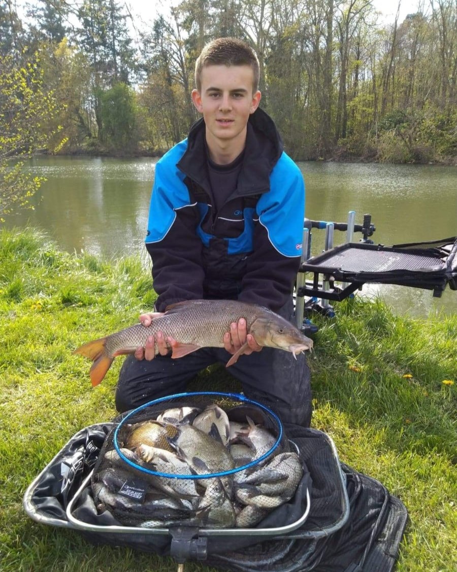 homme avec un gros poisson dans les mains