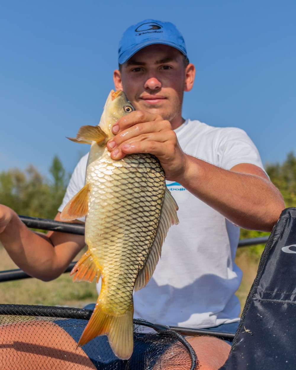 homme avec un poisson dan les mains