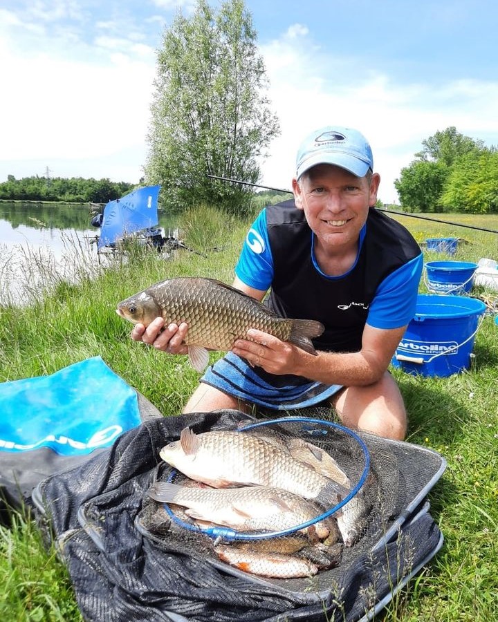 homme avec un poisson dans les mains