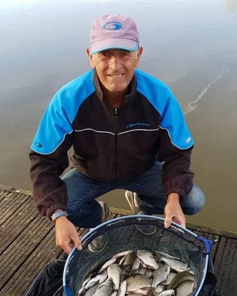 viel homme avec une bourriche de poissons