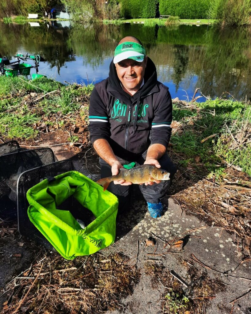 homme avec un poisson dans les mains