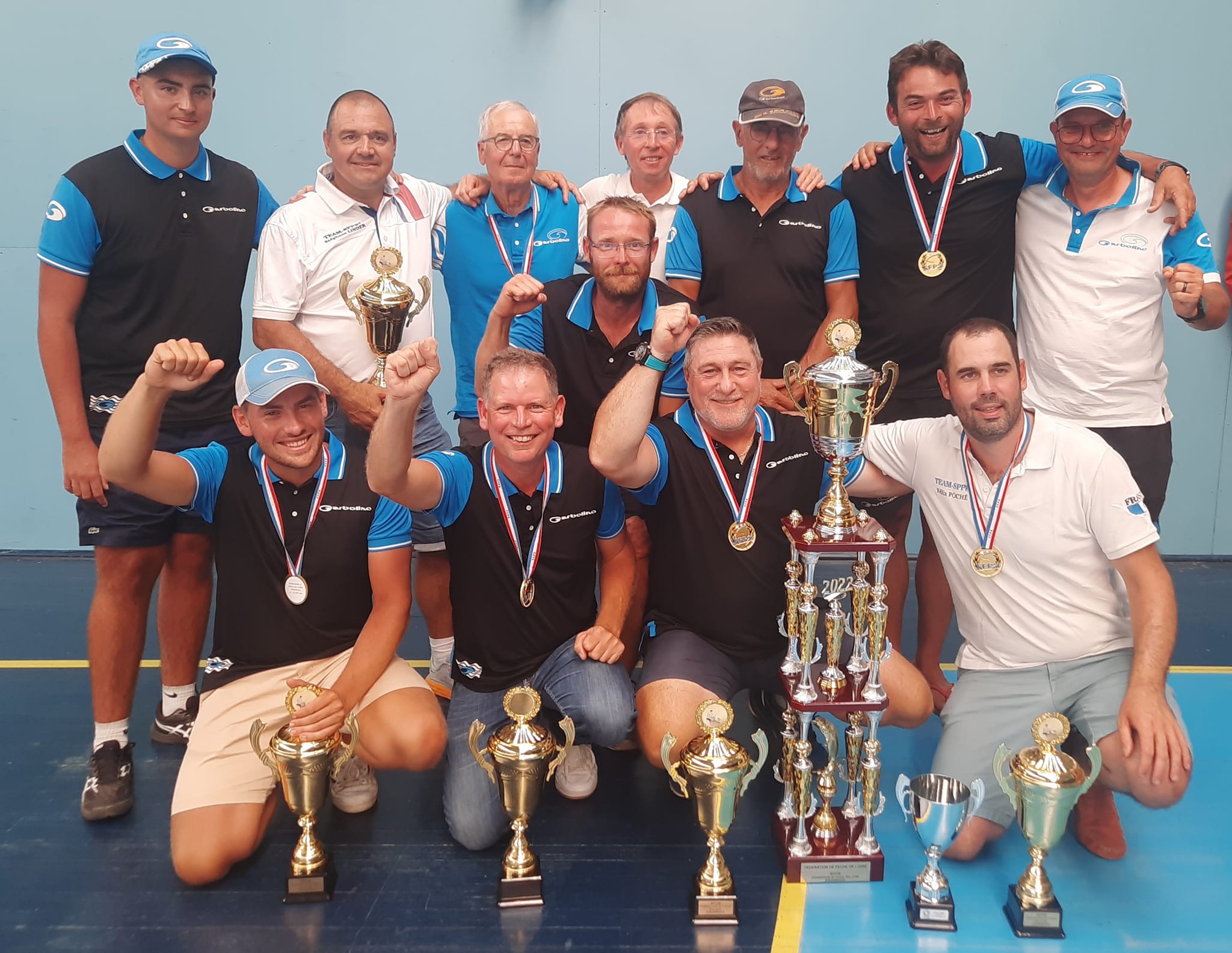 photo d'un groupe d'hommes médaillés