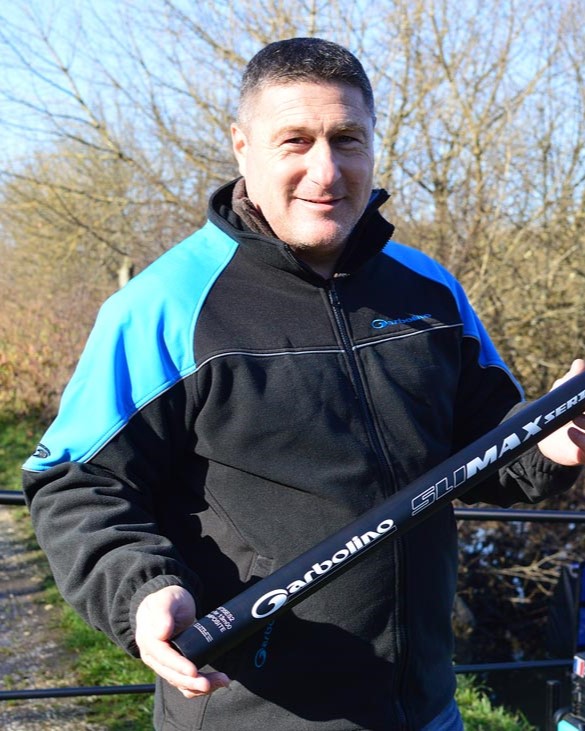 Paul-Louis Laffont avec une canne à pêche dans les mains