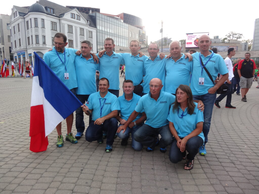 groupe de personnes sur une place