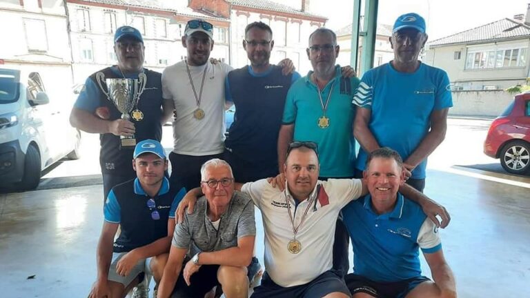 photo d'un groupe d'homme médaillés