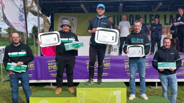 remise de prix de 5 hommes sur un podium