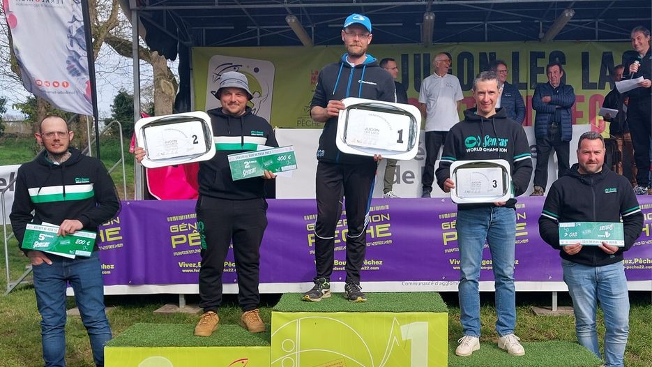 remise de prix de 5 hommes sur un podium