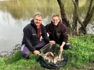 deux hommes avec une bourriche de poissons