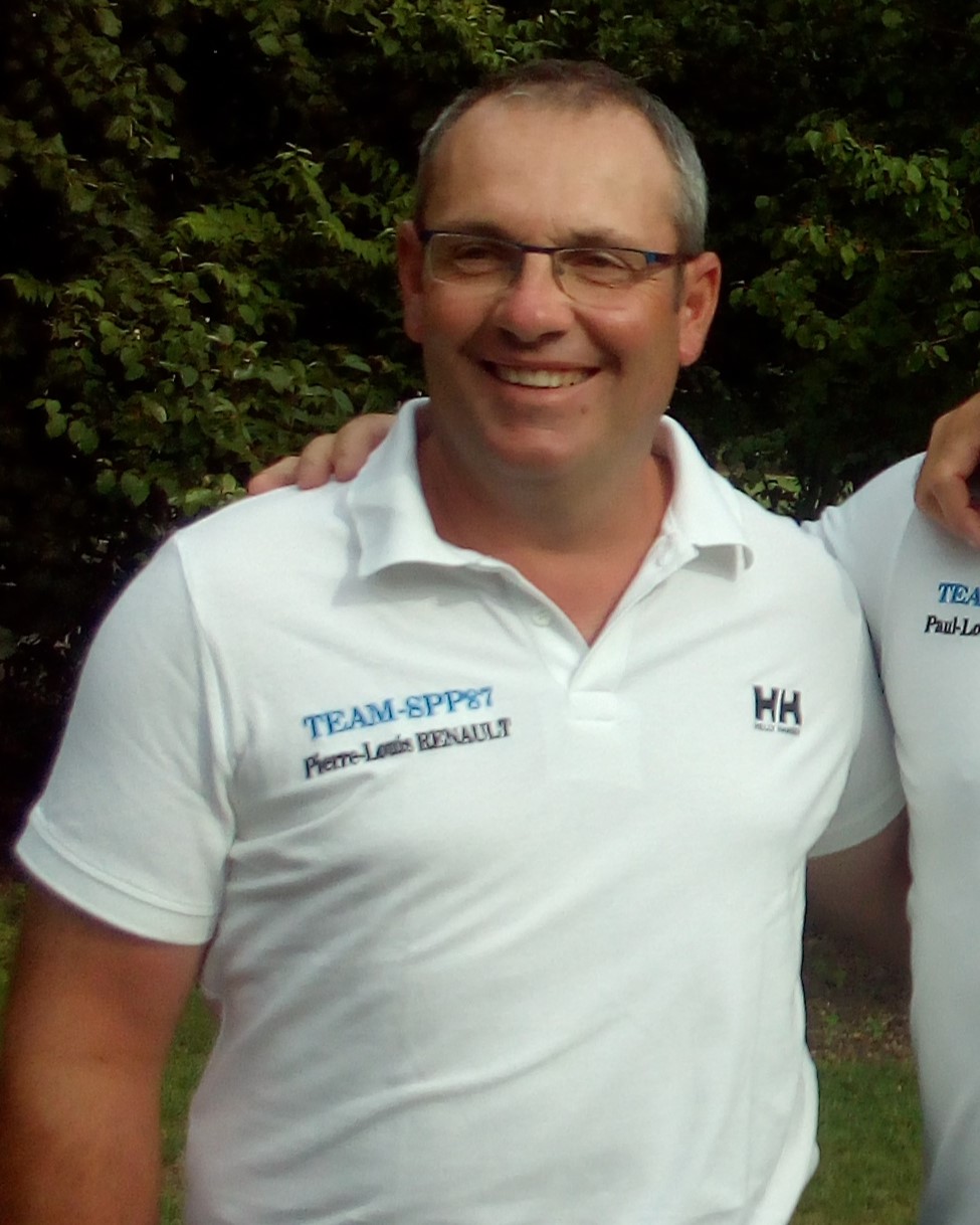 homme souriant avec un polo blanc