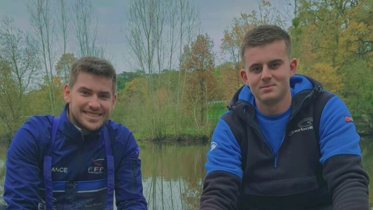 deux hommes