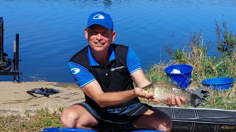 un homme avec un poisson