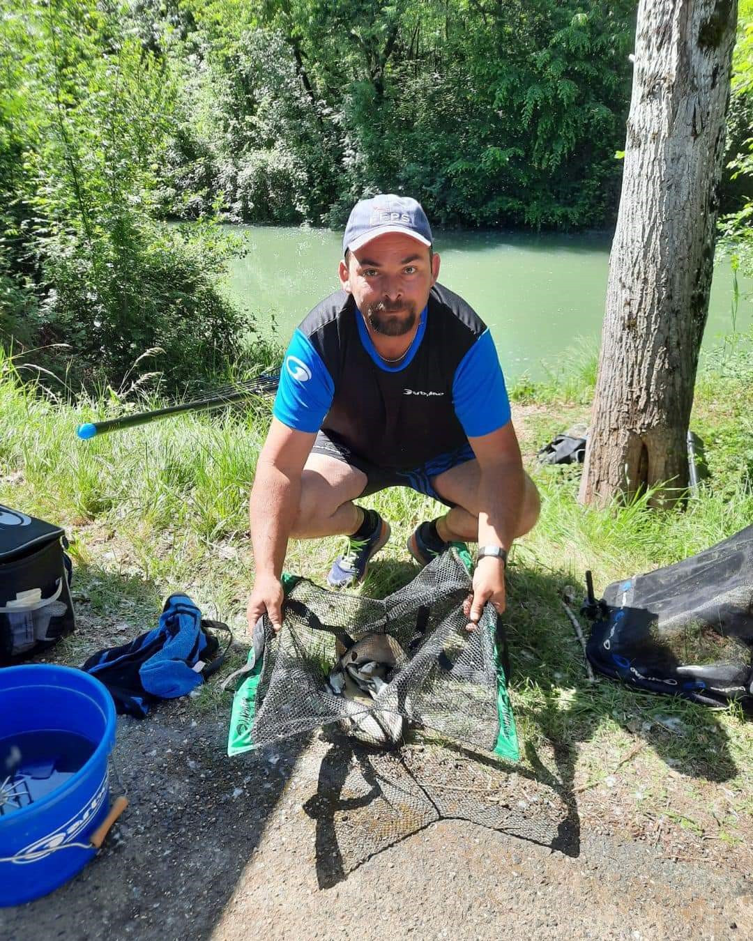 homme barbu avec une bourriche de poissons