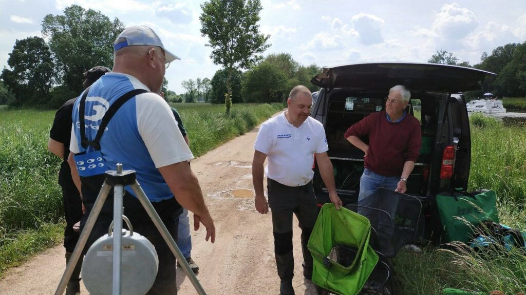 deux hommes avec une bourriche dans les mains partant à la pesée
