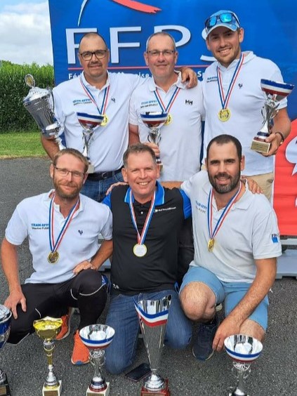 Equipe du SPP87 vainqueur du Championnat de France des Clubs 2023 avec leurs coupes