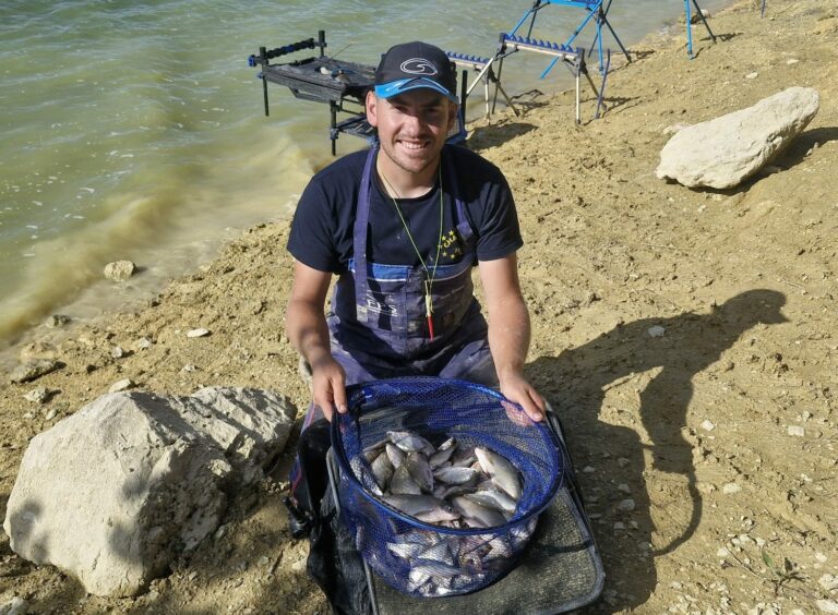 Thomas Monsigny avec ses poissons à la Première Division Nationale au Moulinet