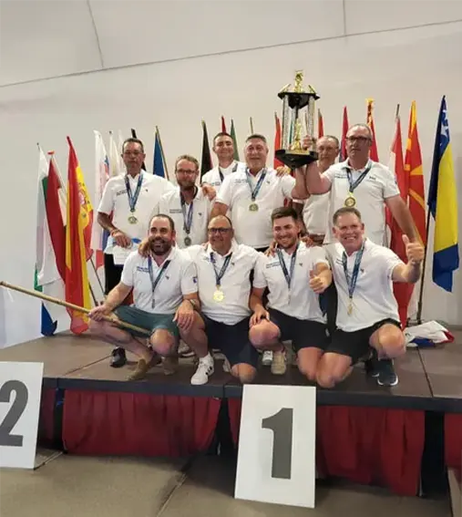 Le SPP87 sur le podium à la première place durant les Championnats du Monde des Clubs de 2024 en Slovénie